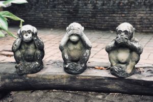 statuettes de 3 singes se bouchant les oreilles, les yeux et la bouche