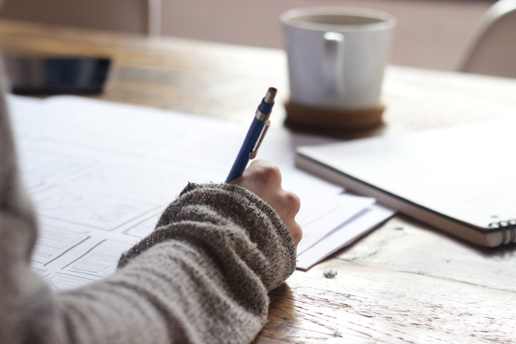 étudiant rédigeant un article scientifique