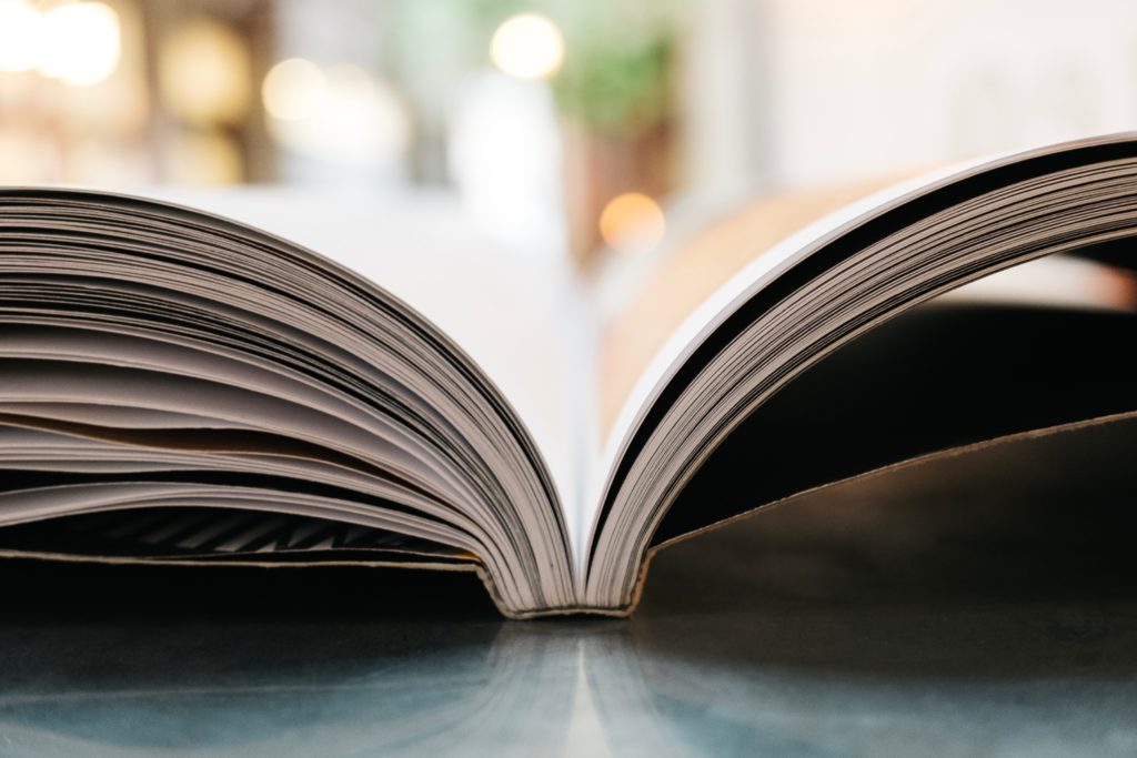 livre ouvert sur une table