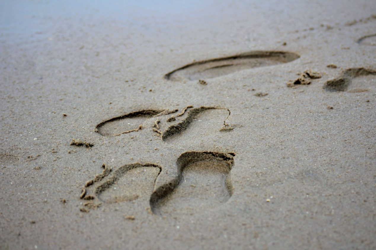 petits pas dans le sable