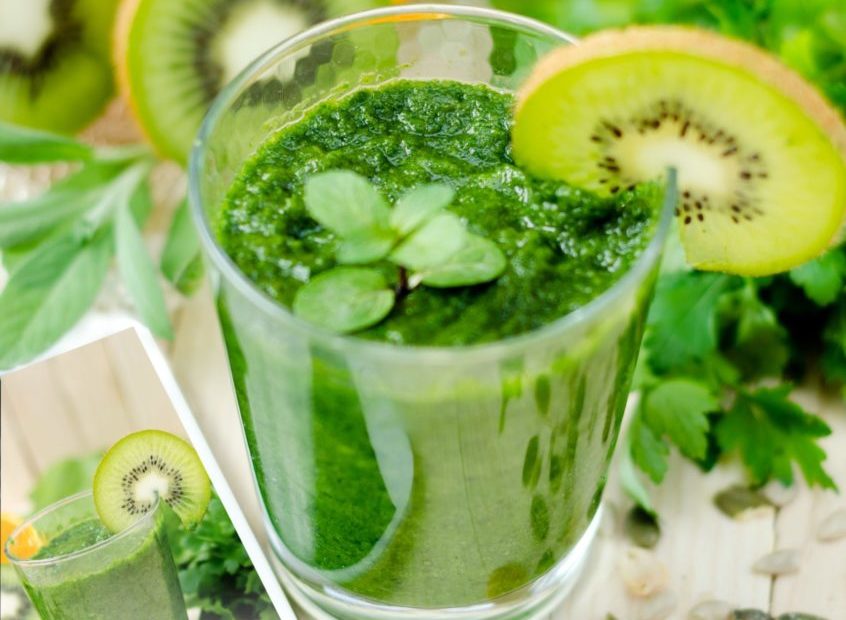 un verre contenant un jus vert pour une meilleure hygiène de vie