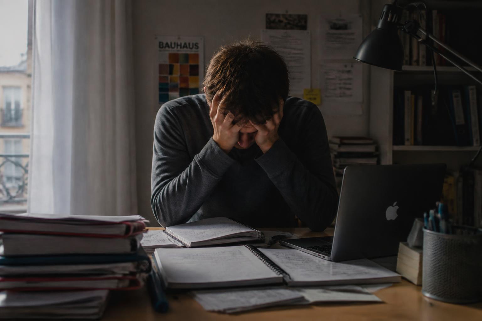 découvrez comment reconnaître, prévenir le burn-out étudiant et les actions à entreprendre pour retrouver équilibre et bien-être pendant vos études.