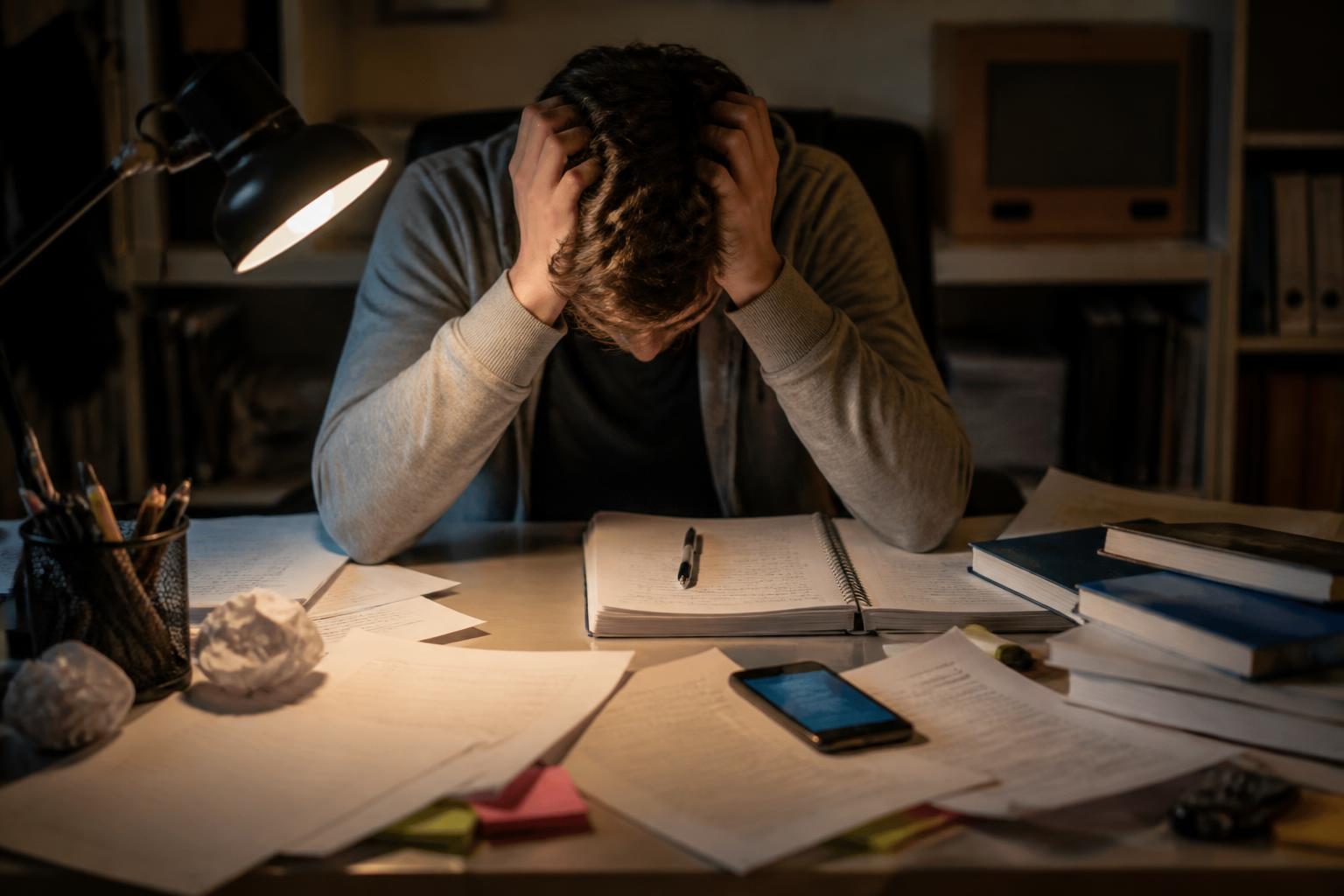 découvrez le top 10 des mauvaises habitudes qui freinent la réussite des étudiants et apprenez comment les éviter pour maximiser votre succès académique.