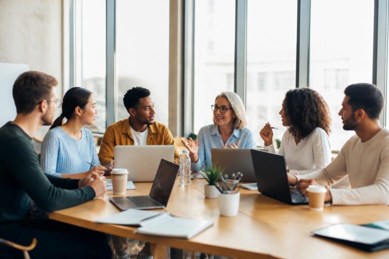 découvrez pourquoi travailler en groupe est la méthode la plus efficace pour progresser rapidement et développer vos compétences grâce à la collaboration.